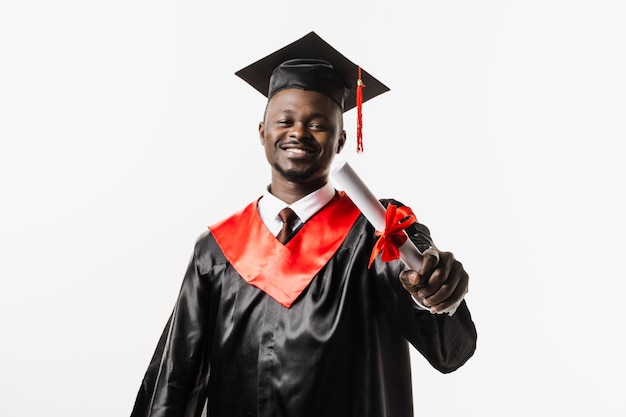 Homem africano graduado se formou na universidade e obteve mestrado Graduação Homem africano feliz sorrindo e segurando diploma com honras em suas mãos sobre fundo branco