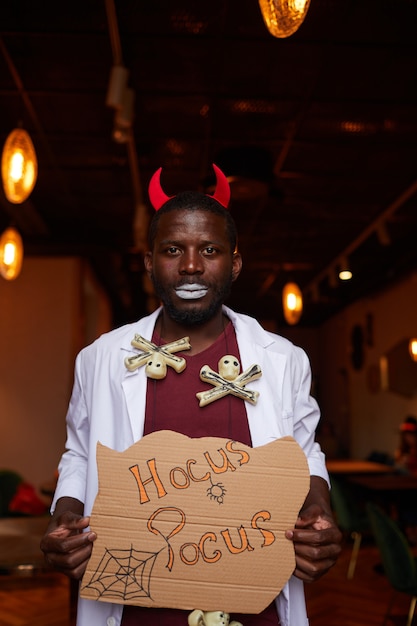 Homem africano na festa de halloween