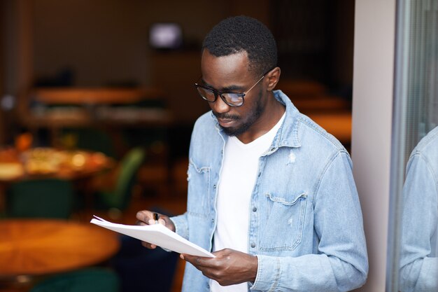 Foto homem africano preenchendo os documentos