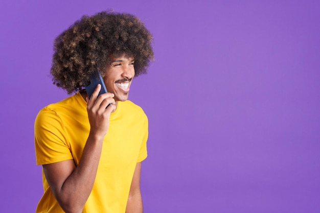 Foto homem africano sorridente falando com o celular