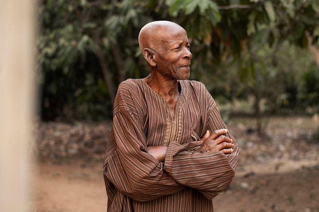 Foto homem africano sorridente fora de plano médio