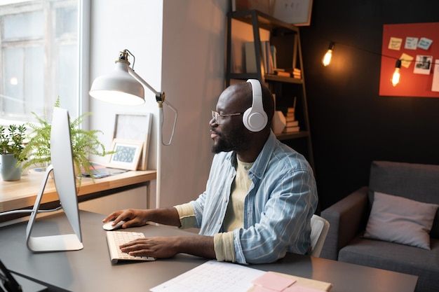 Homem africano trabalhando no computador