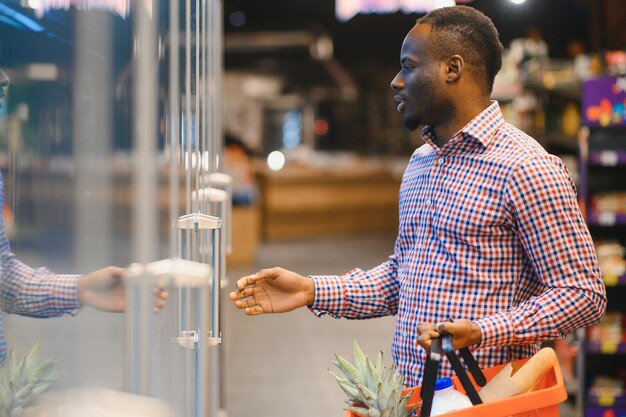 Homem afro-americano a fazer compras num supermercado