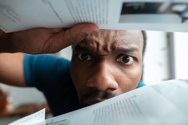 Homem afro-americano à procura de emprego