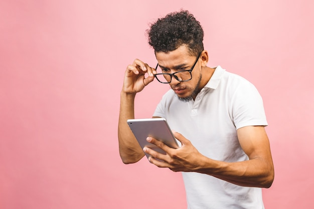 Foto homem afro-americano animado de óculos, isolado no fundo rosa do estúdio