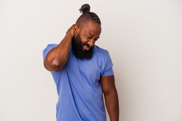 Homem afro-americano com barba isolada no fundo rosa, sofrendo de dor no pescoço devido ao estilo de vida sedentário.