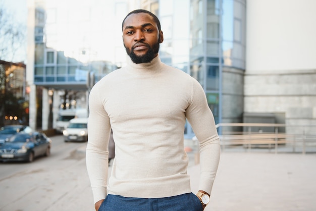 Homem afro-americano com roupas novas elegantes na rua