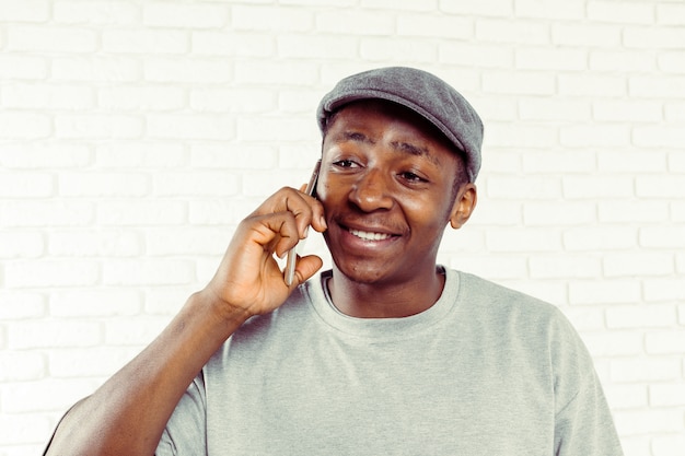 Foto homem afro-americano com samrtphone