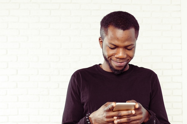 Foto homem afro-americano com samrtphone