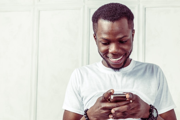 Foto homem afro-americano com samrtphone