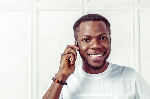 Foto homem afro-americano com samrtphone