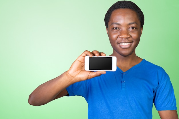 Foto homem afro-americano com samrtphone