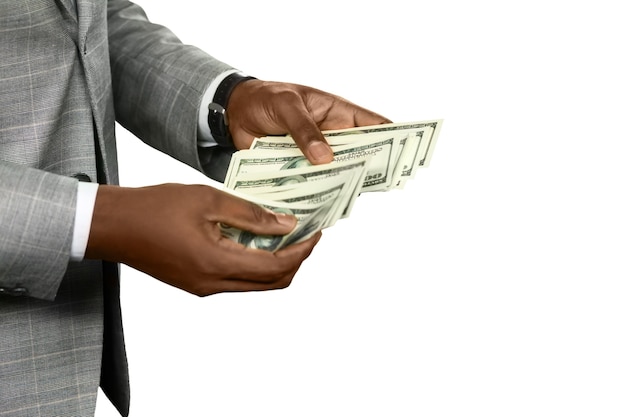 Homem afro-americano contando dinheiro. Papéis que te fazem sorrir. A fortuna em suas mãos. Aproveite enquanto pode.