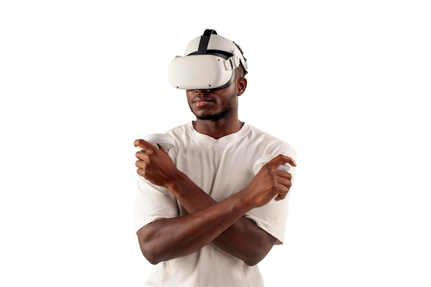 Homem afro-americano de camisa branca em óculos de realidade virtual segura joysticks em fundo branco