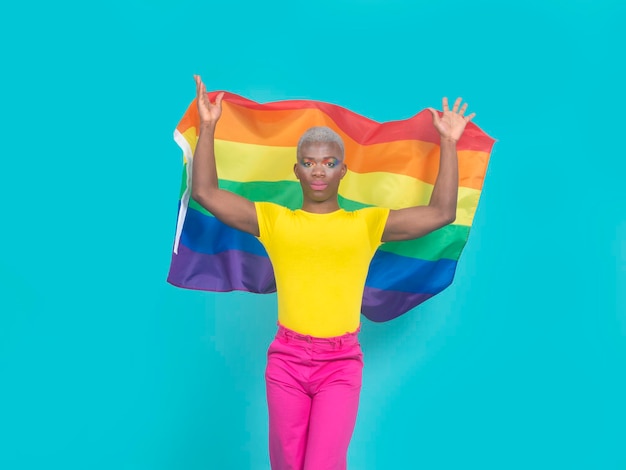 Homem afro-americano deixando cair a bandeira LGBT