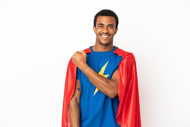 Homem afro-americano do super-herói sobre fundo branco isolado, comemorando uma vitória