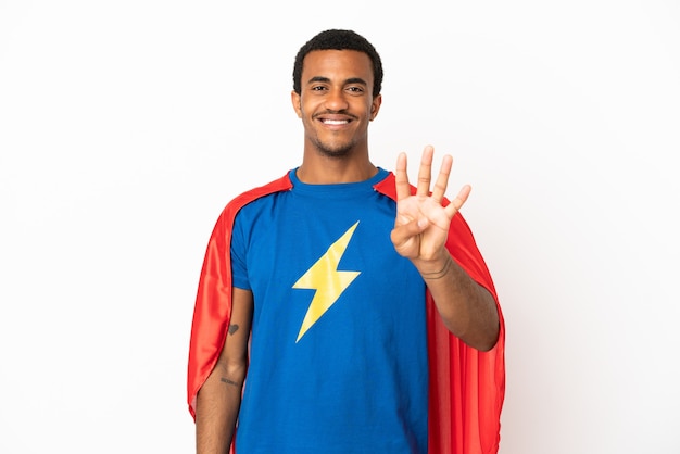 Homem afro-americano do super-herói sobre fundo branco isolado feliz e contando quatro com os dedos