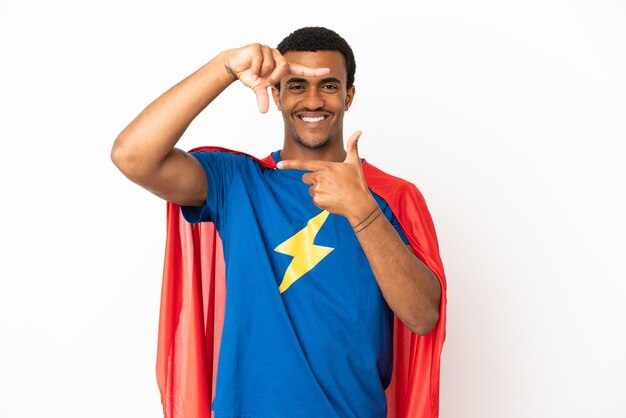 Homem afro-americano do super-herói sobre o rosto de foco isolado de fundo branco. Símbolo de enquadramento