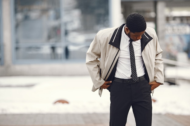 Homem afro-americano elegante em pé na rua.