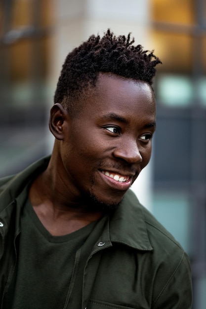 Homem afro-americano em elegante jaqueta