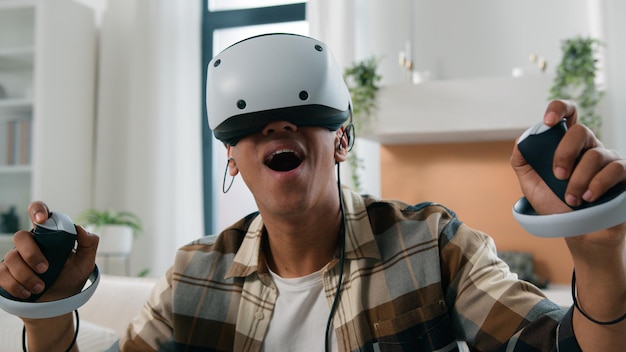 Homem afro-americano explorando experiência de realidade virtual em casa D videogame maravilha espantado entusiasmado