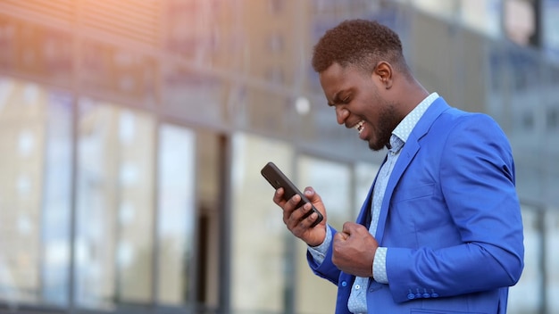 Homem afro-americano feliz concurso vencedor para negócios