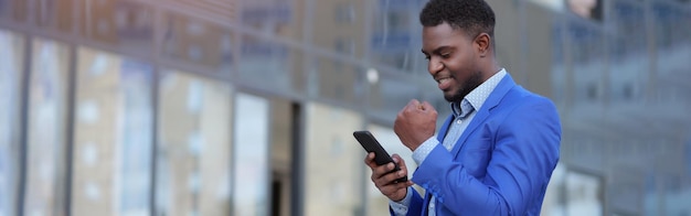 Homem afro-americano feliz concurso vencedor para negócios