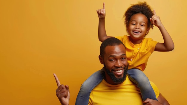 Homem afro-americano feliz dando a filha um passeio de costas de fundo amarelo