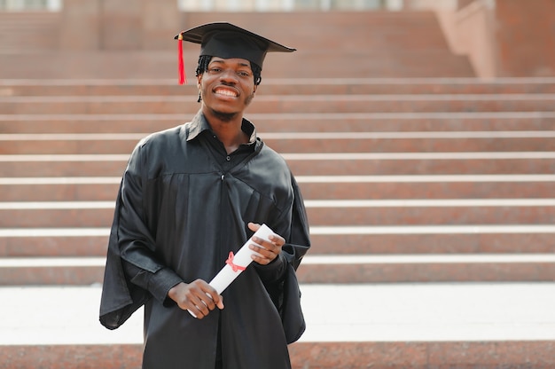 Homem afro-americano feliz graduado na cerimônia