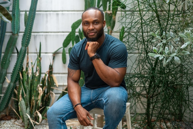 Foto homem afro-americano feliz sorrindo no quintal em casa