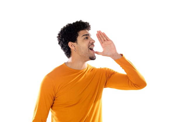 Homem afro-americano fofo com penteado afro, vestindo uma camiseta laranja isolado