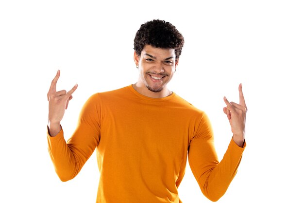 Homem afro-americano fofo com penteado afro, vestindo uma camiseta laranja isolado