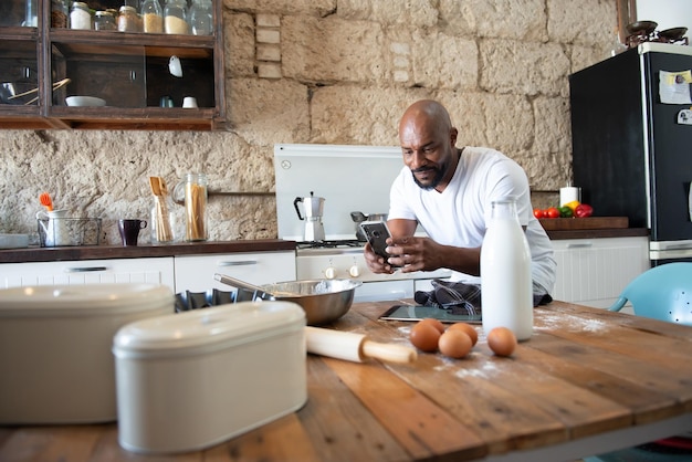 Homem afro-americano fotografando o que ele cozinhou