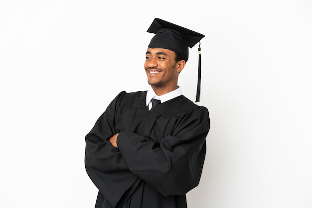 Homem afro-americano graduado em universidade sobre fundo branco isolado, feliz e sorridente
