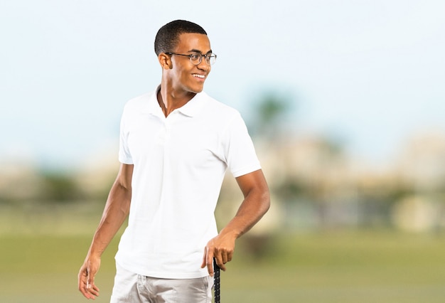 Homem afro-americano jogador de golfe ao ar livre