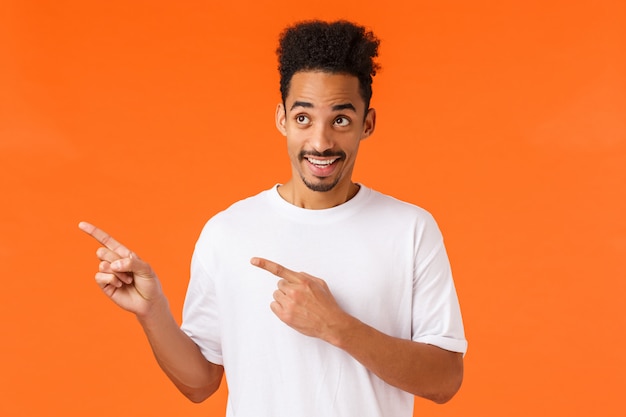 Homem afro-americano jovem retrato em camiseta branca, mostrando o gesto.