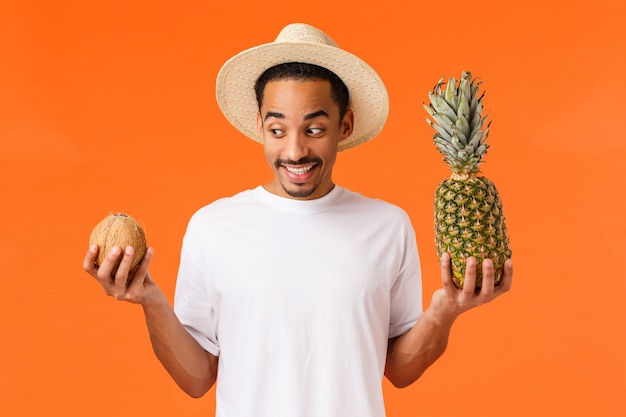 Homem afro-americano jovem retrato em camiseta branca, mostrando o gesto.