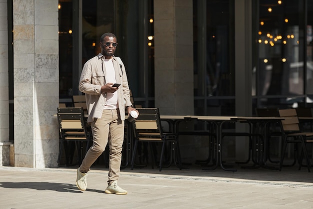 Homem afro-americano no centro da cidade