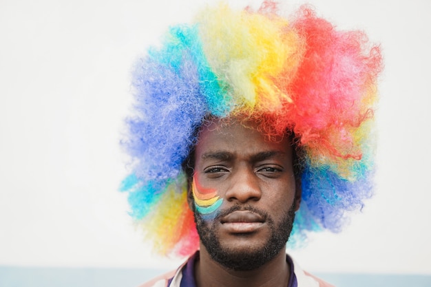 Homem afro-americano no orgulho gay ao ar livre