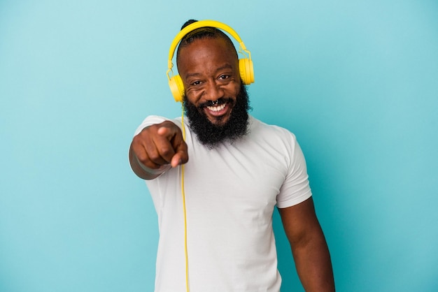 Homem afro-americano ouvindo música isolada em fundo azul