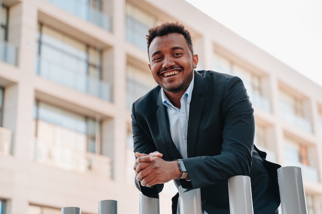 Foto homem afro-americano posando na rua