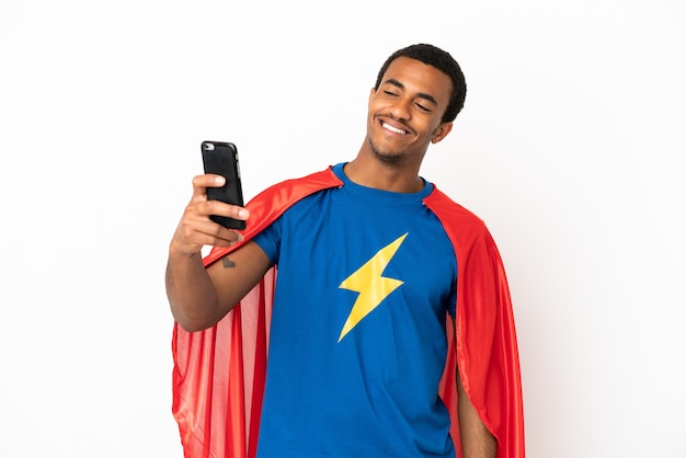 Homem afro-americano super-herói sobre fundo branco isolado fazendo uma selfie