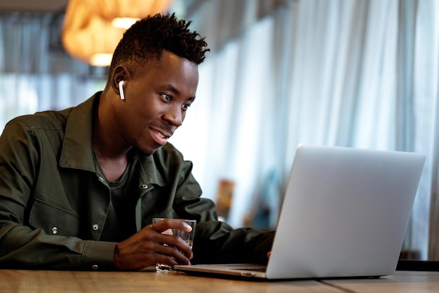 Homem afro-americano usando computador