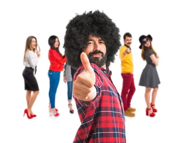 Foto homem afro com polegar para cima