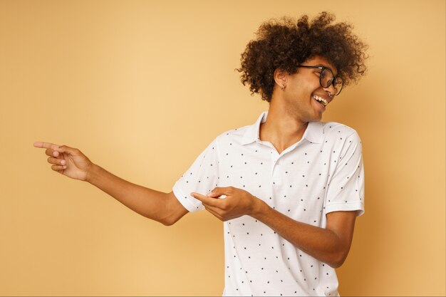 Homem afro de óculos feliz e sorridente