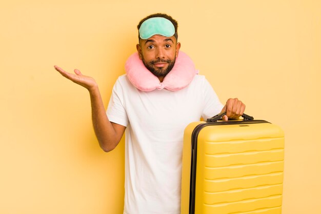 Homem afro negro se sentindo confuso e confuso e duvidando do conceito de voo de passageiros