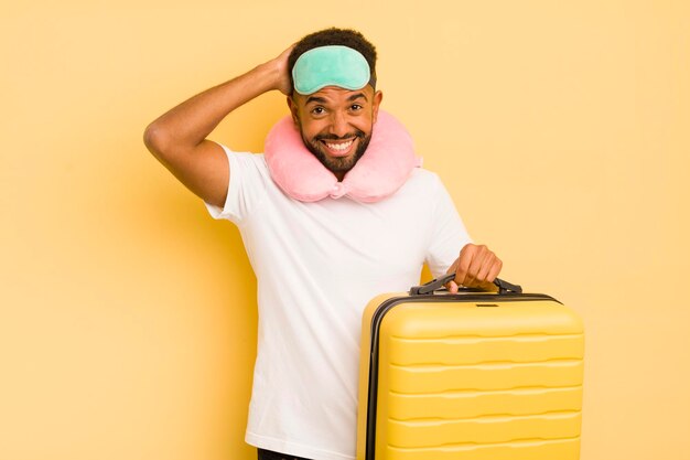 Homem afro negro se sentindo estressado, ansioso ou assustado com as mãos na cabeça conceito de voo de passageiros