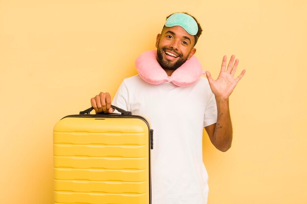 Homem afro negro sorrindo alegremente acenando com a mão dando as boas-vindas e cumprimentando você conceito de voo de passageiros