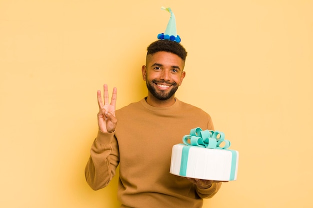 Homem afro negro sorrindo e parecendo amigável mostrando o conceito de aniversário número três