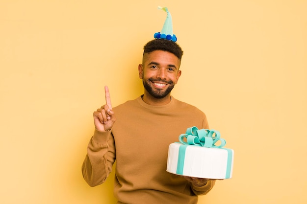 Homem afro negro sorrindo e parecendo amigável mostrando o conceito de aniversário número um